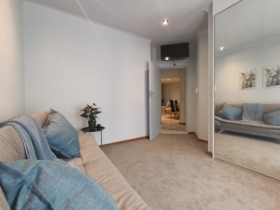 To Let 2 Bedroom Property for Rent in Houghton Estate Gauteng