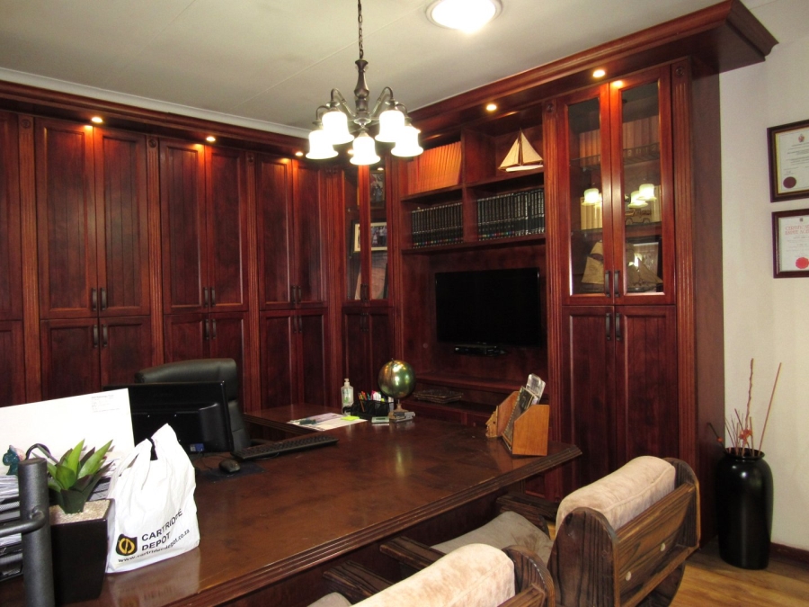 5 Bedroom Property for Sale in Eldoraigne Gauteng