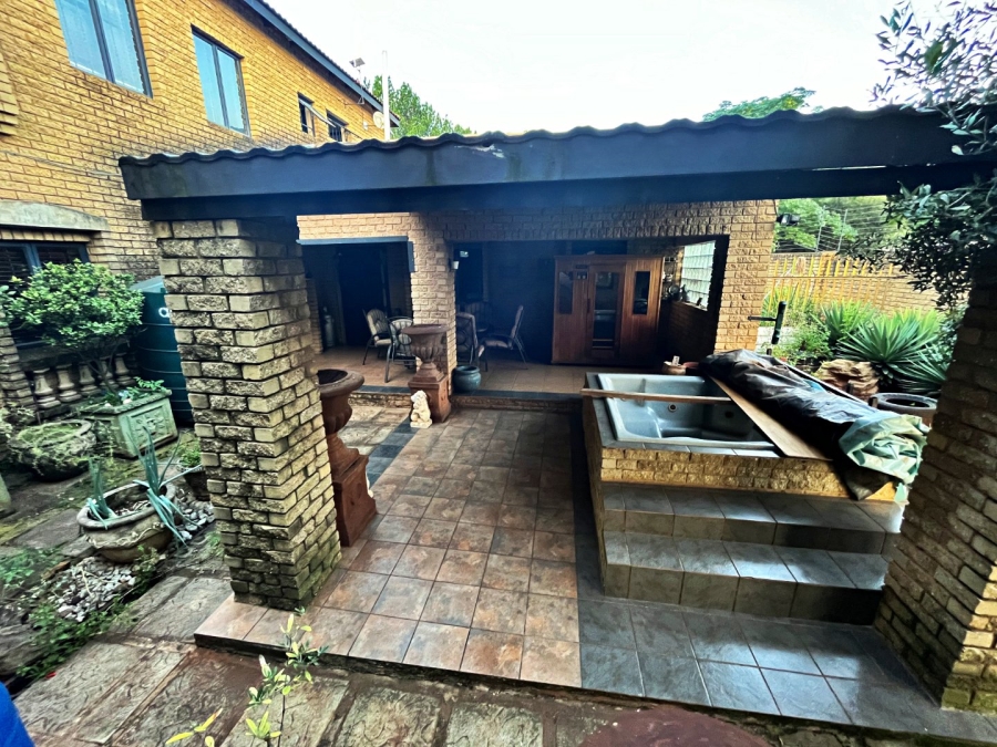 Commercial Property for Sale in Raslouw Gauteng