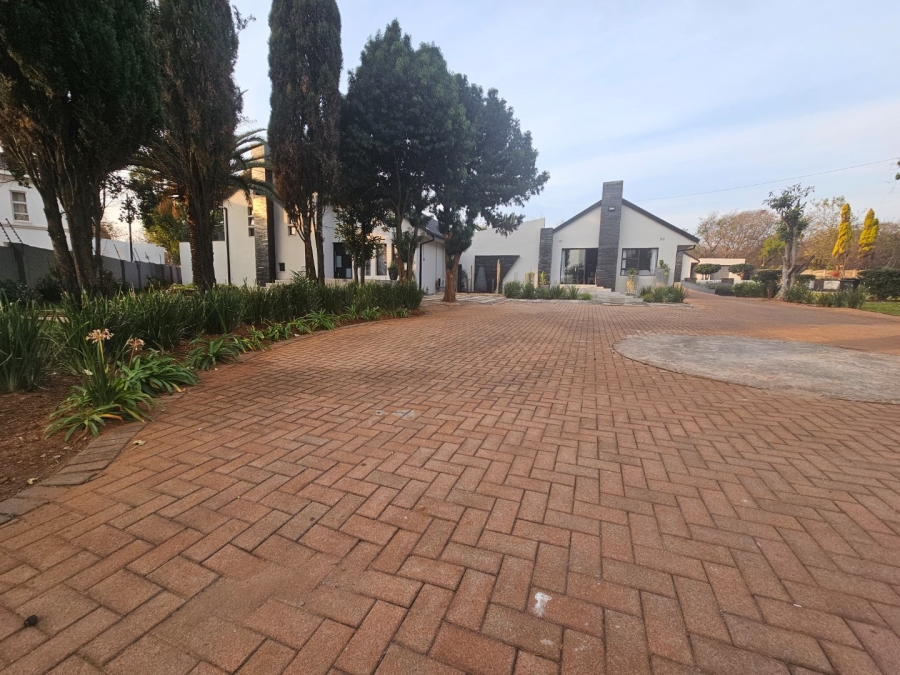 7 Bedroom Property for Sale in Raslouw Gauteng