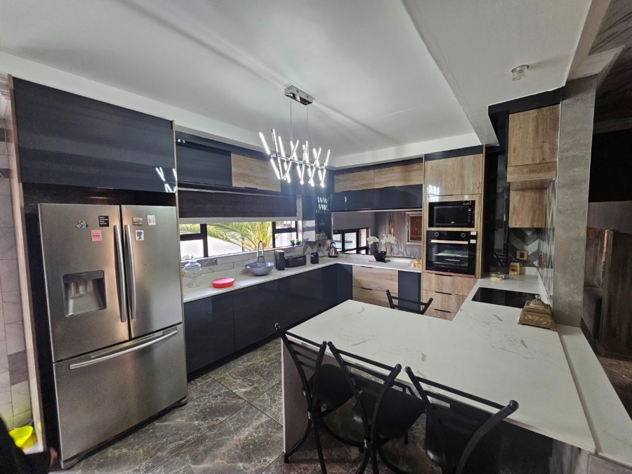 7 Bedroom Property for Sale in Raslouw Gauteng