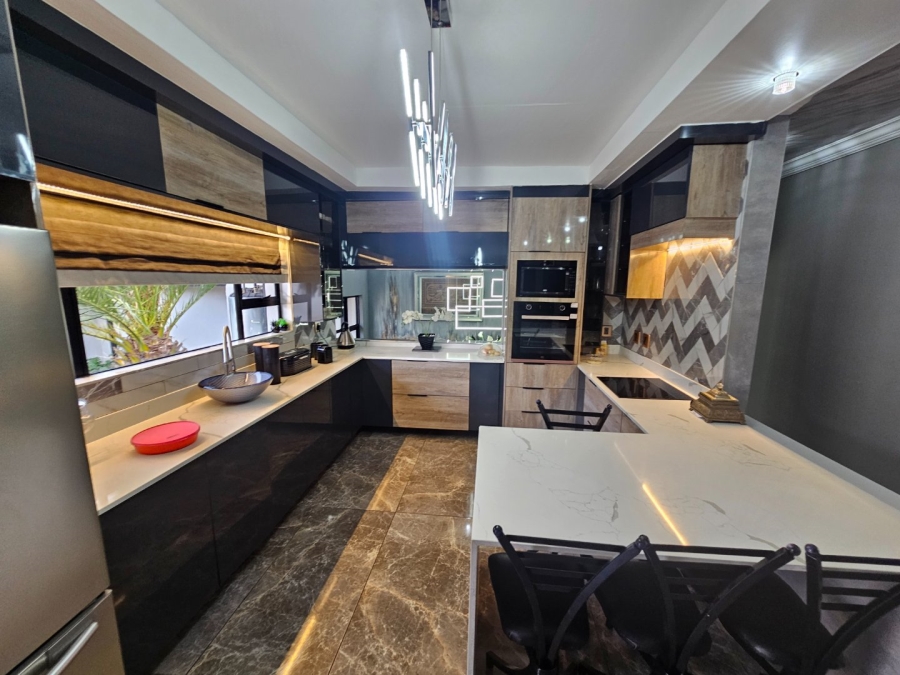 7 Bedroom Property for Sale in Raslouw Gauteng