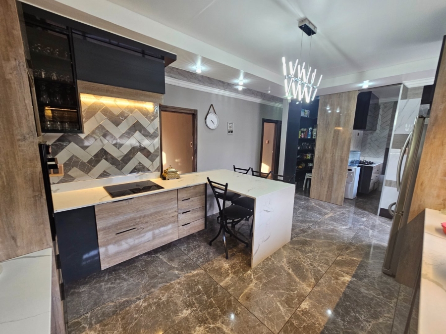 7 Bedroom Property for Sale in Raslouw Gauteng