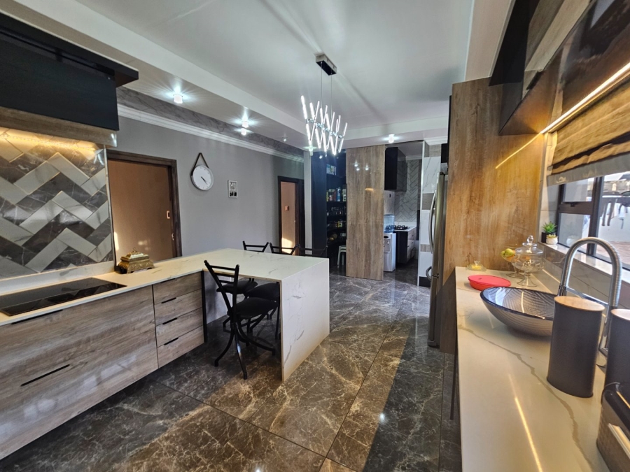 7 Bedroom Property for Sale in Raslouw Gauteng