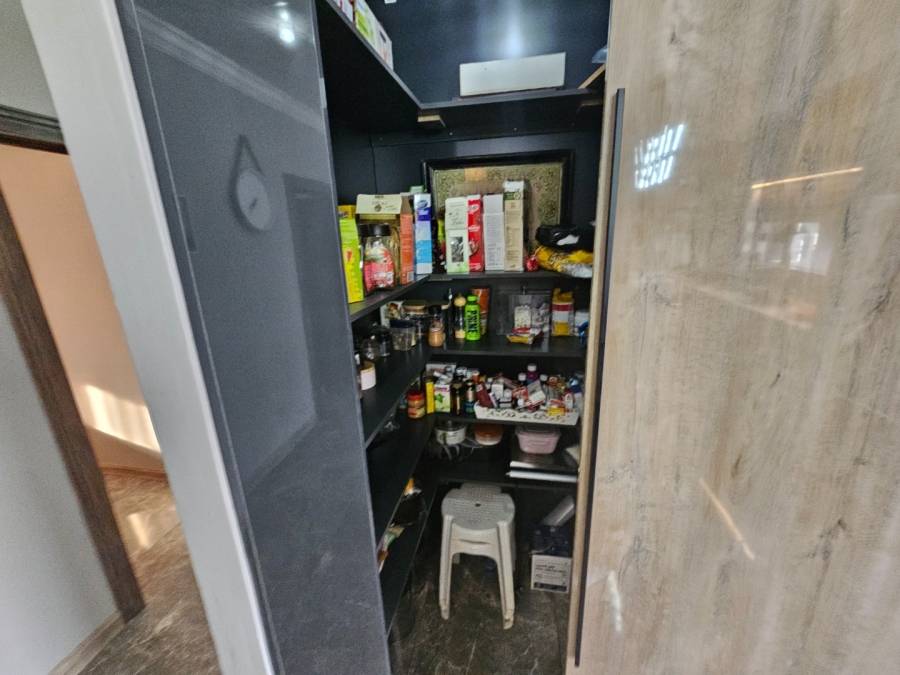 7 Bedroom Property for Sale in Raslouw Gauteng