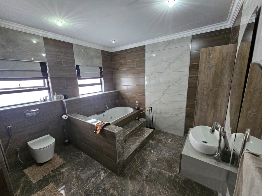 7 Bedroom Property for Sale in Raslouw Gauteng