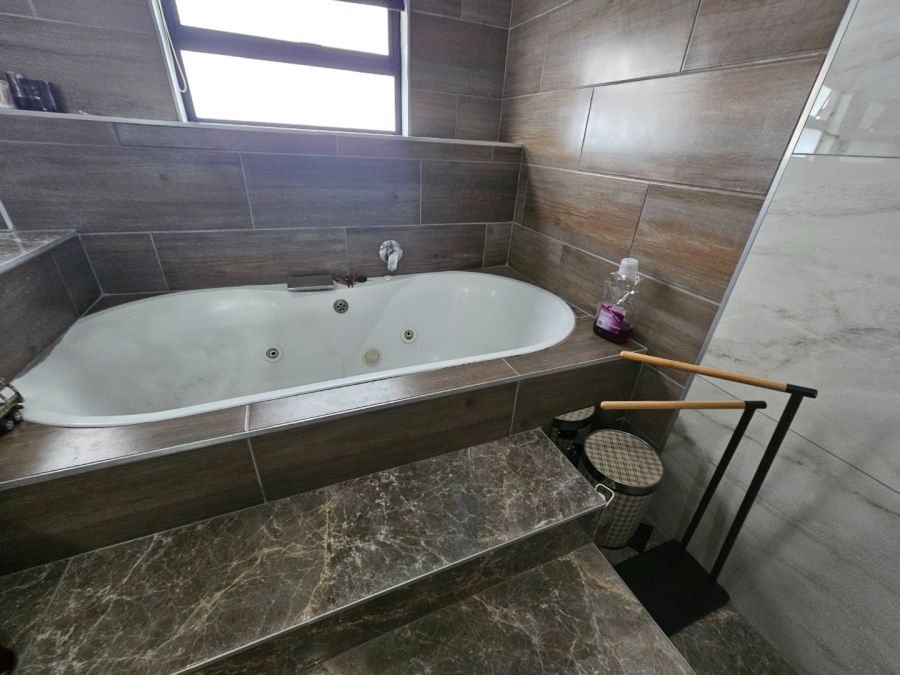 7 Bedroom Property for Sale in Raslouw Gauteng