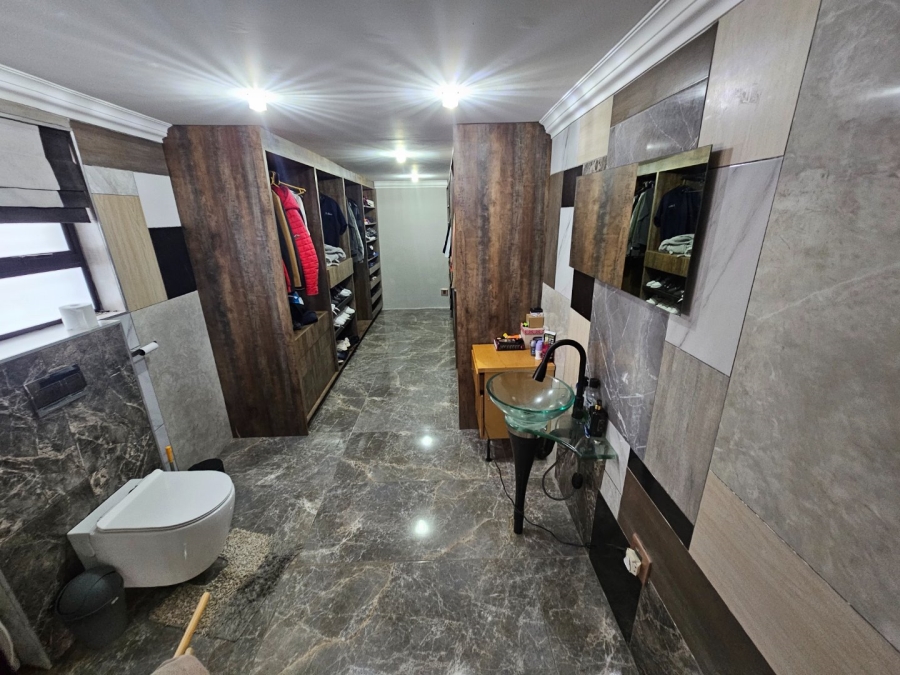 7 Bedroom Property for Sale in Raslouw Gauteng