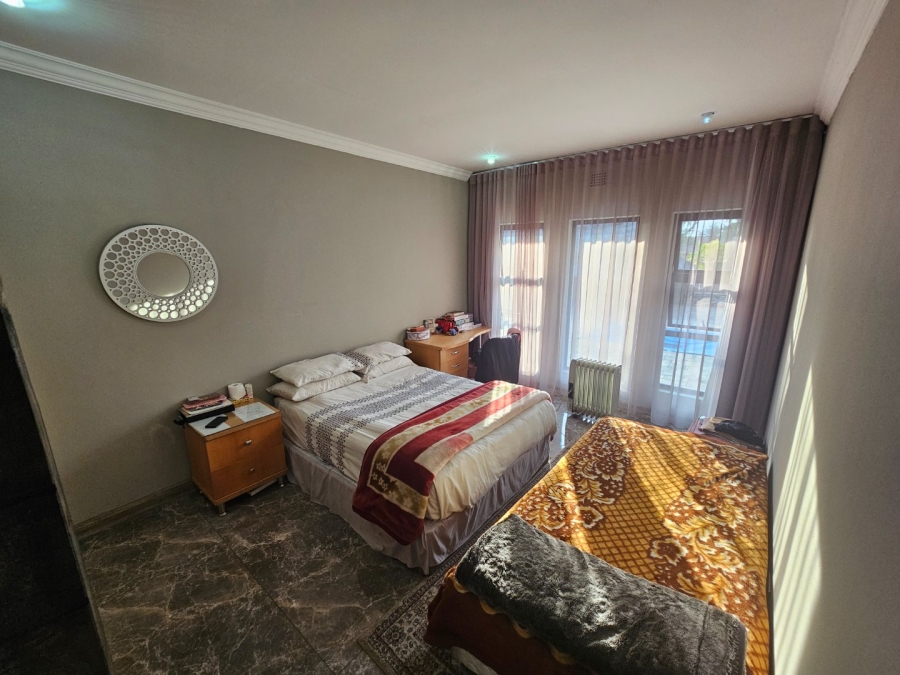 7 Bedroom Property for Sale in Raslouw Gauteng