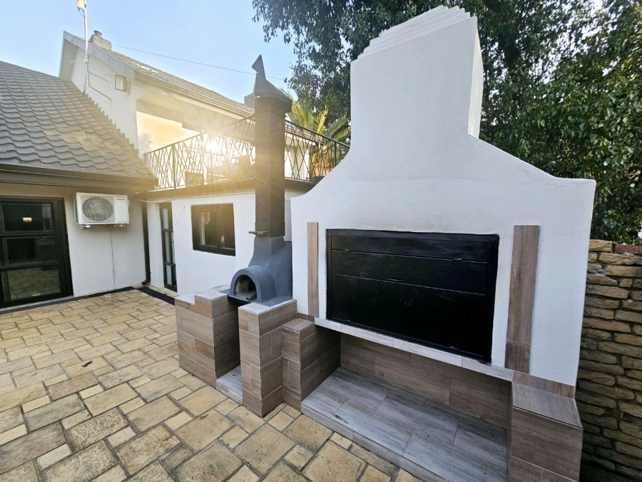 7 Bedroom Property for Sale in Raslouw Gauteng