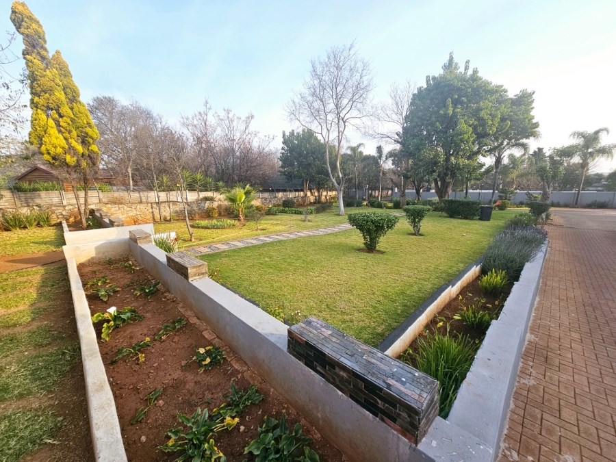 7 Bedroom Property for Sale in Raslouw Gauteng