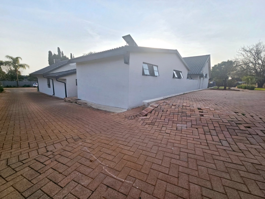7 Bedroom Property for Sale in Raslouw Gauteng