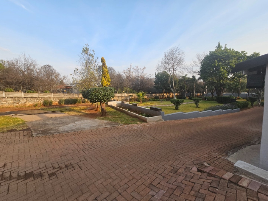 7 Bedroom Property for Sale in Raslouw Gauteng
