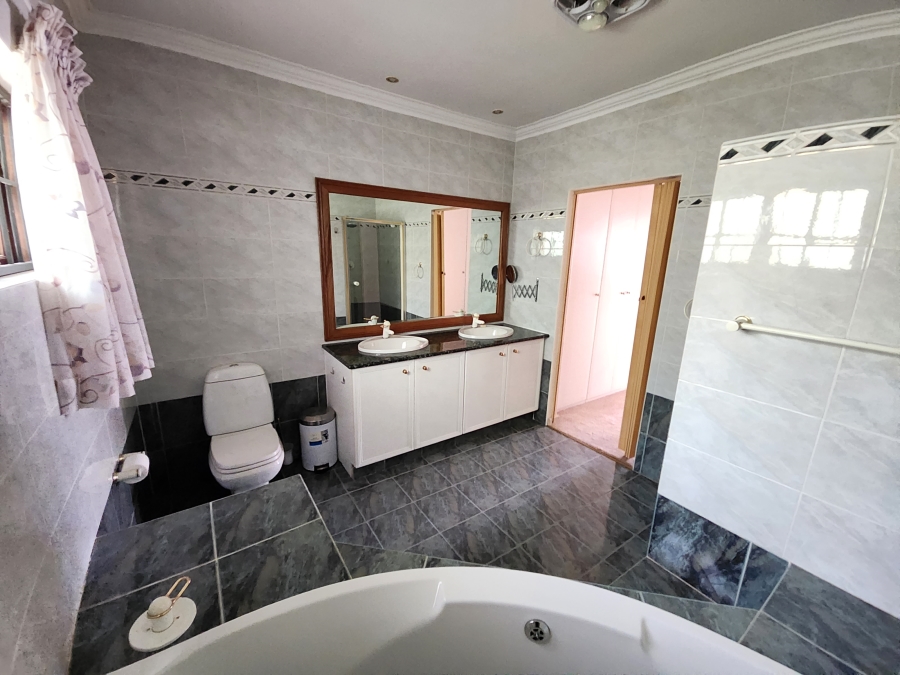 5 Bedroom Property for Sale in Waterkloof Park Gauteng