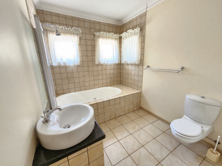 5 Bedroom Property for Sale in Waterkloof Park Gauteng