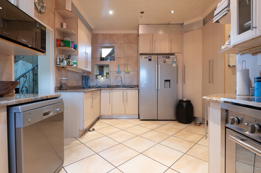 5 Bedroom Property for Sale in Brackenhurst Gauteng