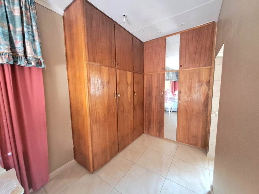 4 Bedroom Property for Sale in Unitas Park Gauteng