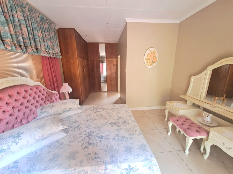 4 Bedroom Property for Sale in Unitas Park Gauteng