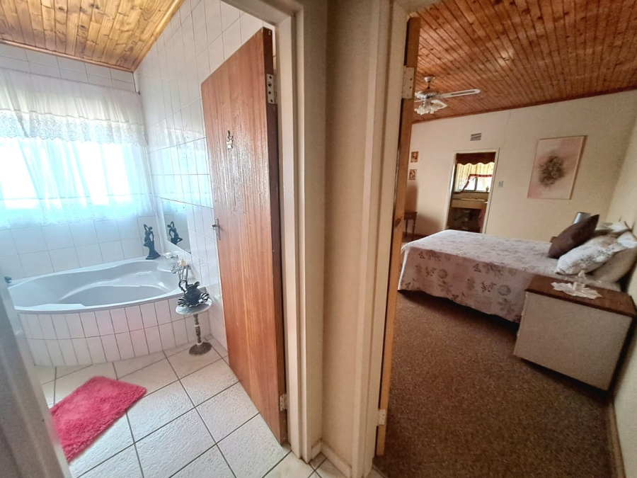 4 Bedroom Property for Sale in Unitas Park Gauteng