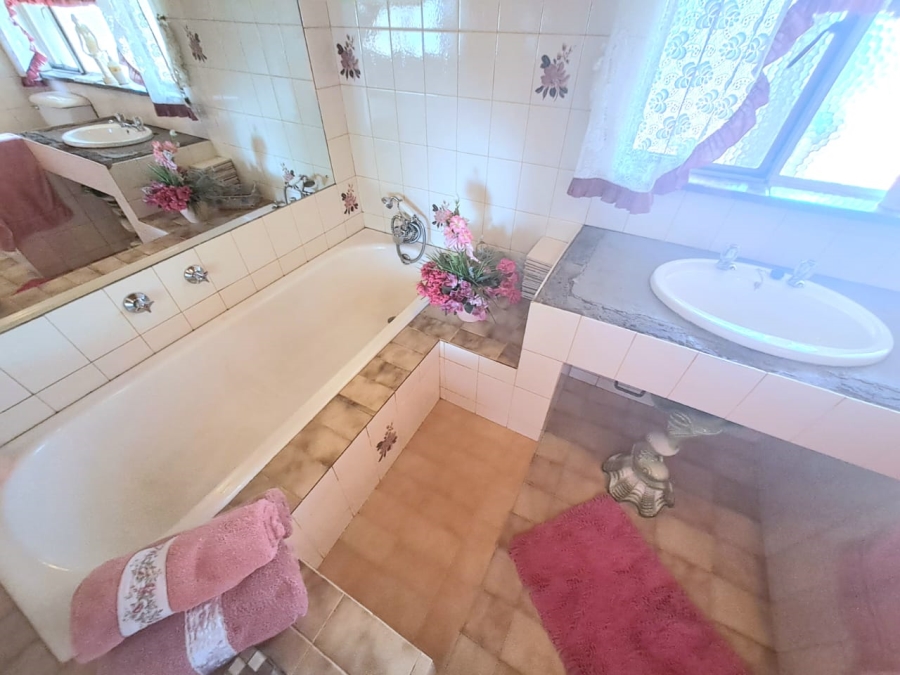 4 Bedroom Property for Sale in Unitas Park Gauteng