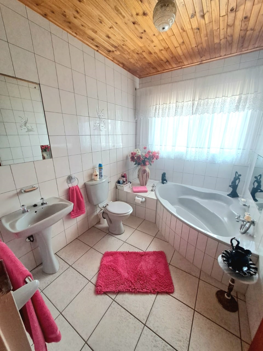 4 Bedroom Property for Sale in Unitas Park Gauteng