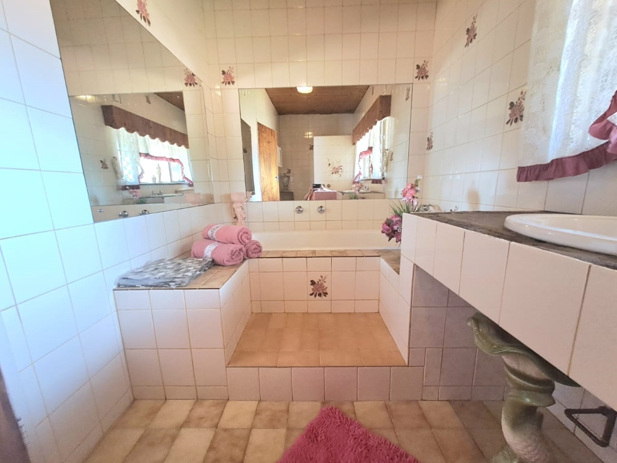 4 Bedroom Property for Sale in Unitas Park Gauteng