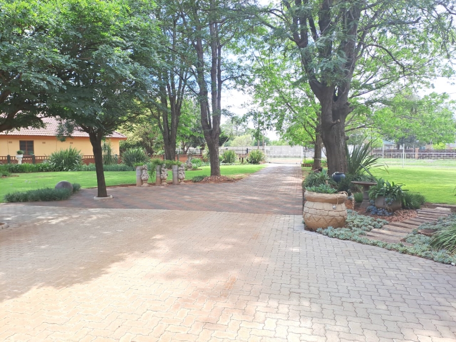 4 Bedroom Property for Sale in Unitas Park Gauteng
