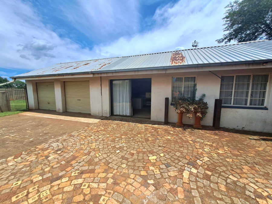 4 Bedroom Property for Sale in Unitas Park Gauteng