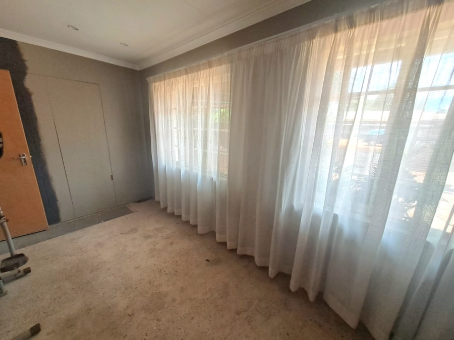 4 Bedroom Property for Sale in Unitas Park Gauteng