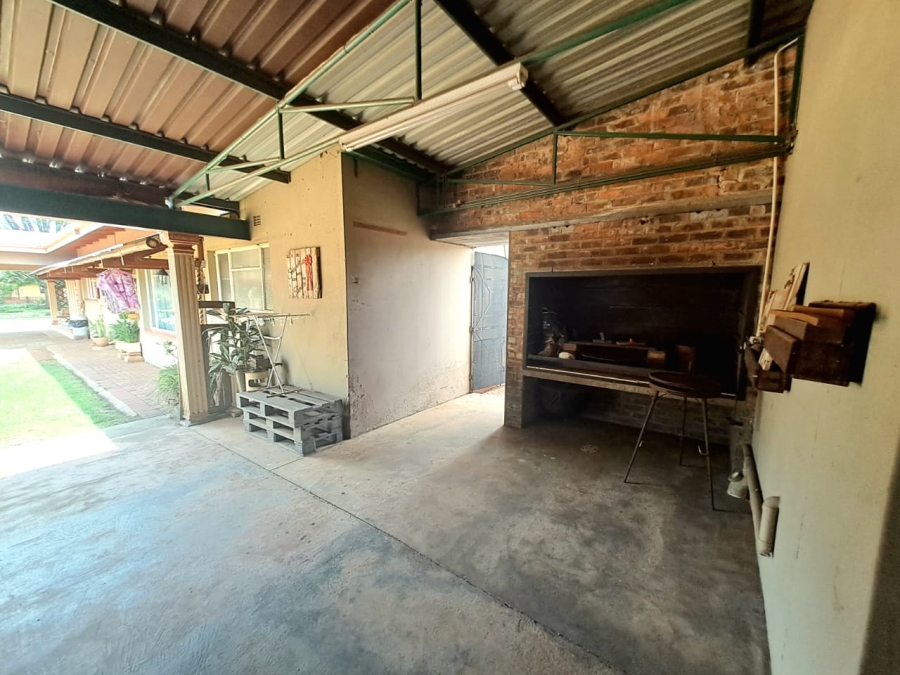 4 Bedroom Property for Sale in Unitas Park Gauteng