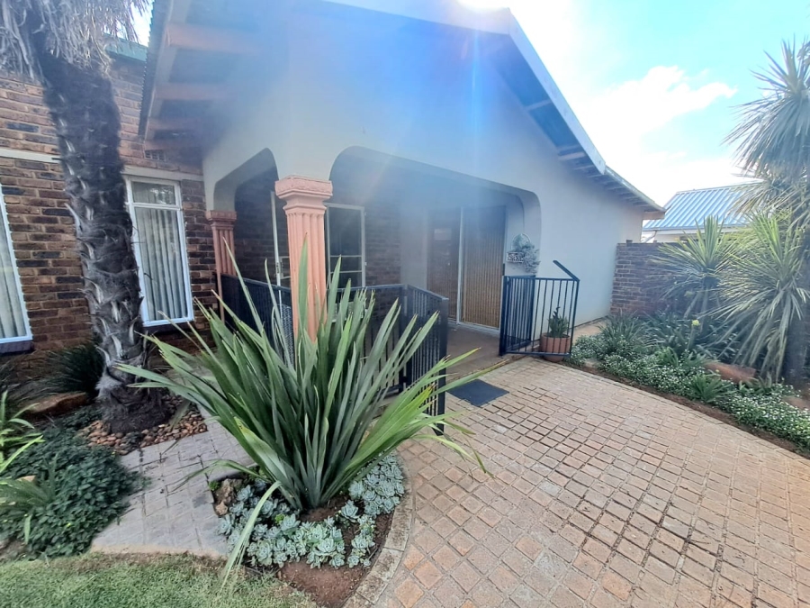 4 Bedroom Property for Sale in Unitas Park Gauteng