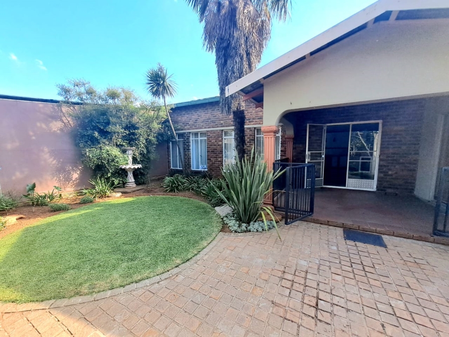 4 Bedroom Property for Sale in Unitas Park Gauteng