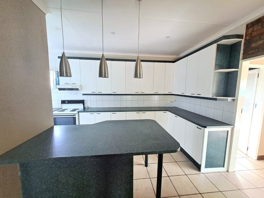 4 Bedroom Property for Sale in Unitas Park Gauteng