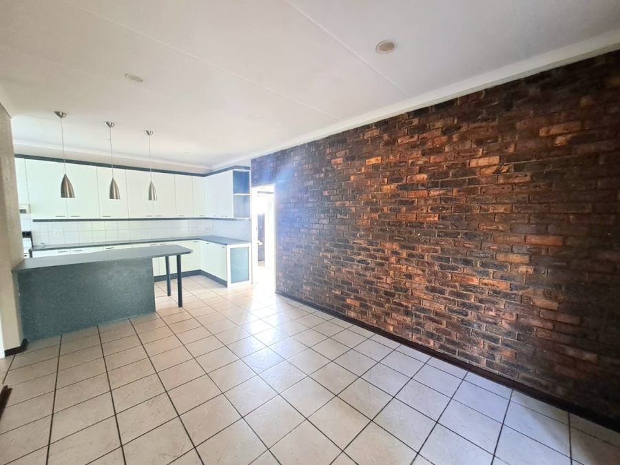 4 Bedroom Property for Sale in Unitas Park Gauteng
