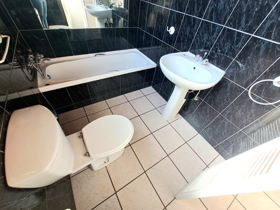 4 Bedroom Property for Sale in Unitas Park Gauteng