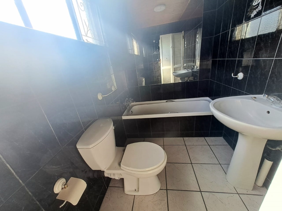 4 Bedroom Property for Sale in Unitas Park Gauteng