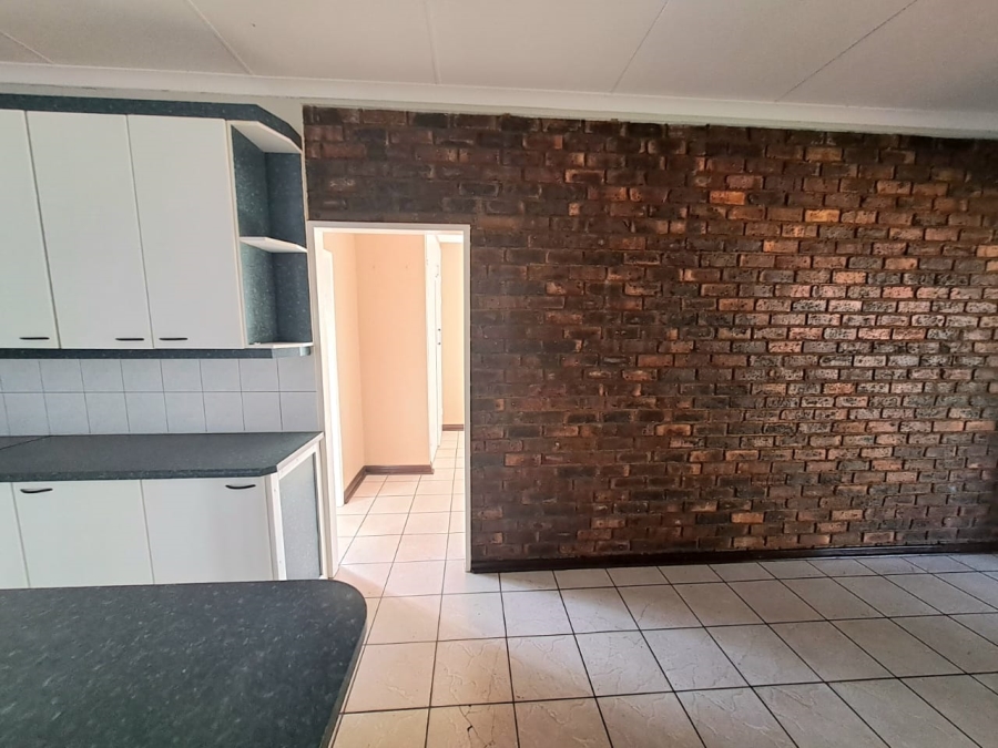 4 Bedroom Property for Sale in Unitas Park Gauteng