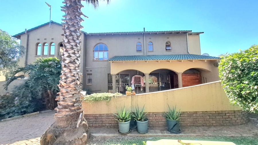 4 Bedroom Property for Sale in Unitas Park Gauteng