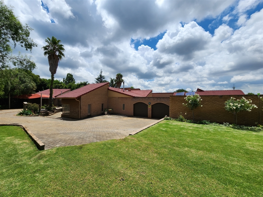 7 Bedroom Property for Sale in Glen Austin Gauteng
