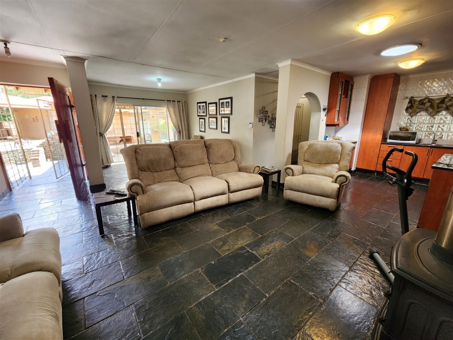 7 Bedroom Property for Sale in Glen Austin Gauteng