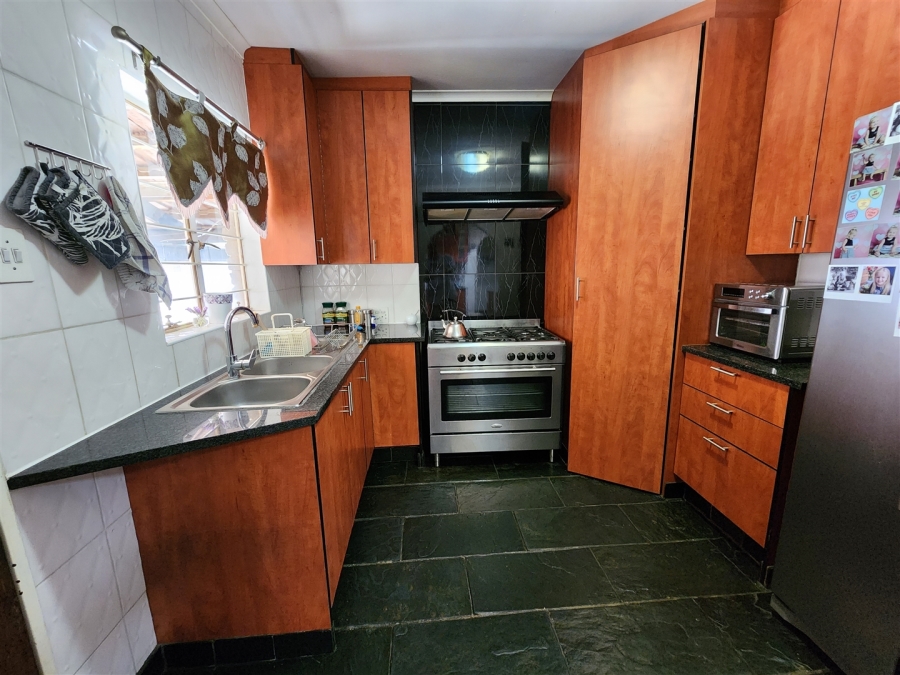 7 Bedroom Property for Sale in Glen Austin Gauteng