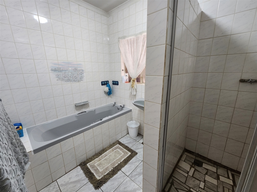 7 Bedroom Property for Sale in Glen Austin Gauteng