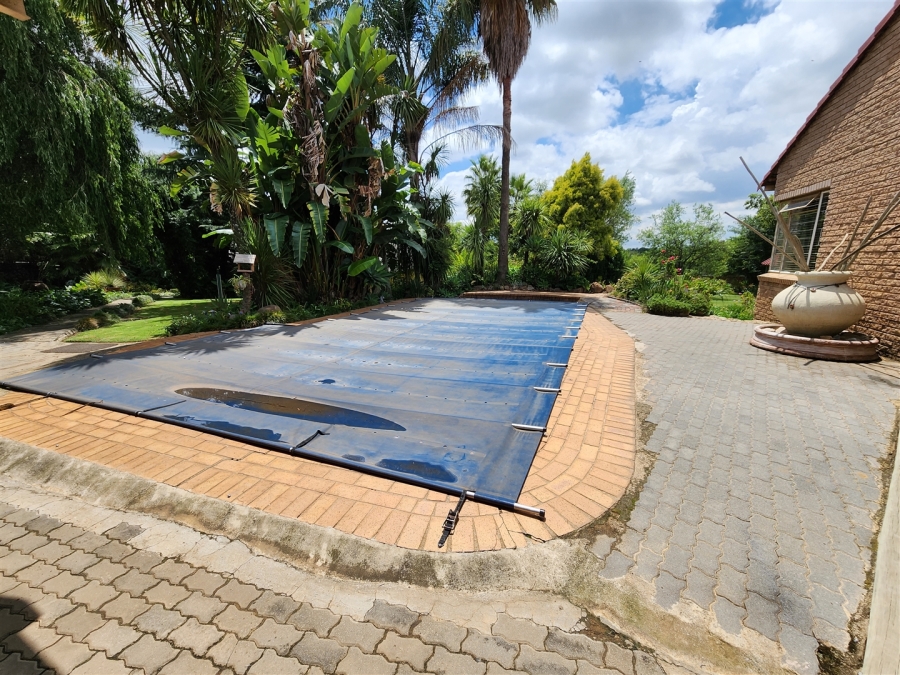 7 Bedroom Property for Sale in Glen Austin Gauteng