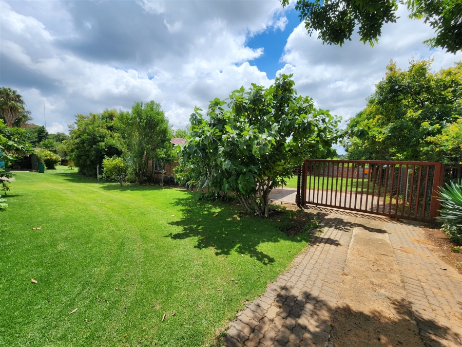 7 Bedroom Property for Sale in Glen Austin Gauteng