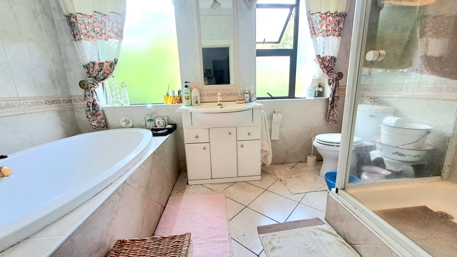 5 Bedroom Property for Sale in Three Rivers Proper Gauteng