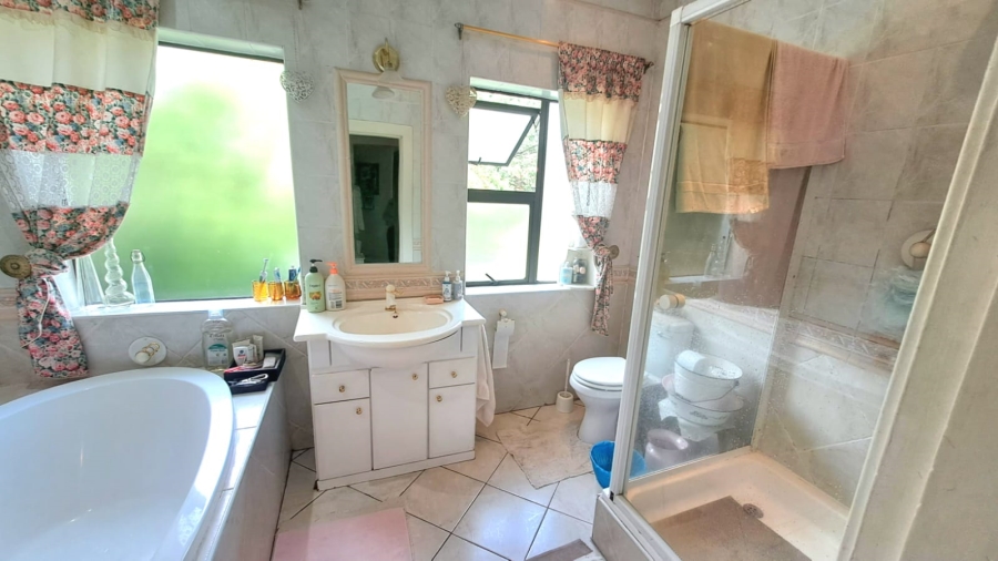 5 Bedroom Property for Sale in Three Rivers Proper Gauteng