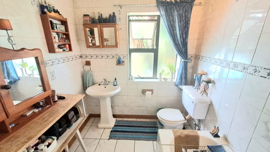 5 Bedroom Property for Sale in Three Rivers Proper Gauteng