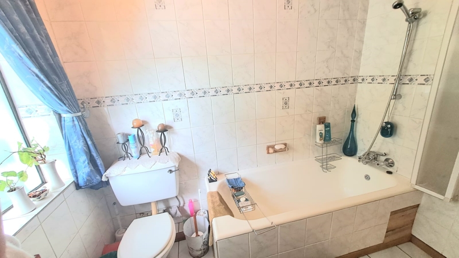 5 Bedroom Property for Sale in Three Rivers Proper Gauteng