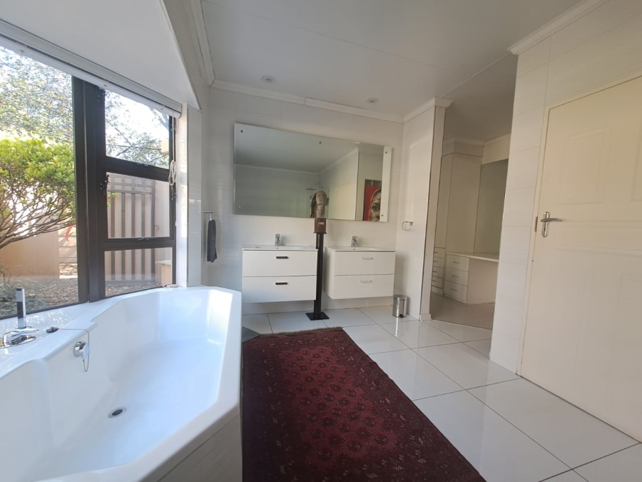 4 Bedroom Property for Sale in Three Rivers Proper Gauteng