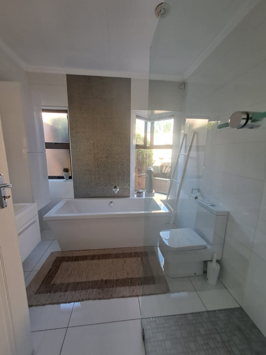 4 Bedroom Property for Sale in Three Rivers Proper Gauteng